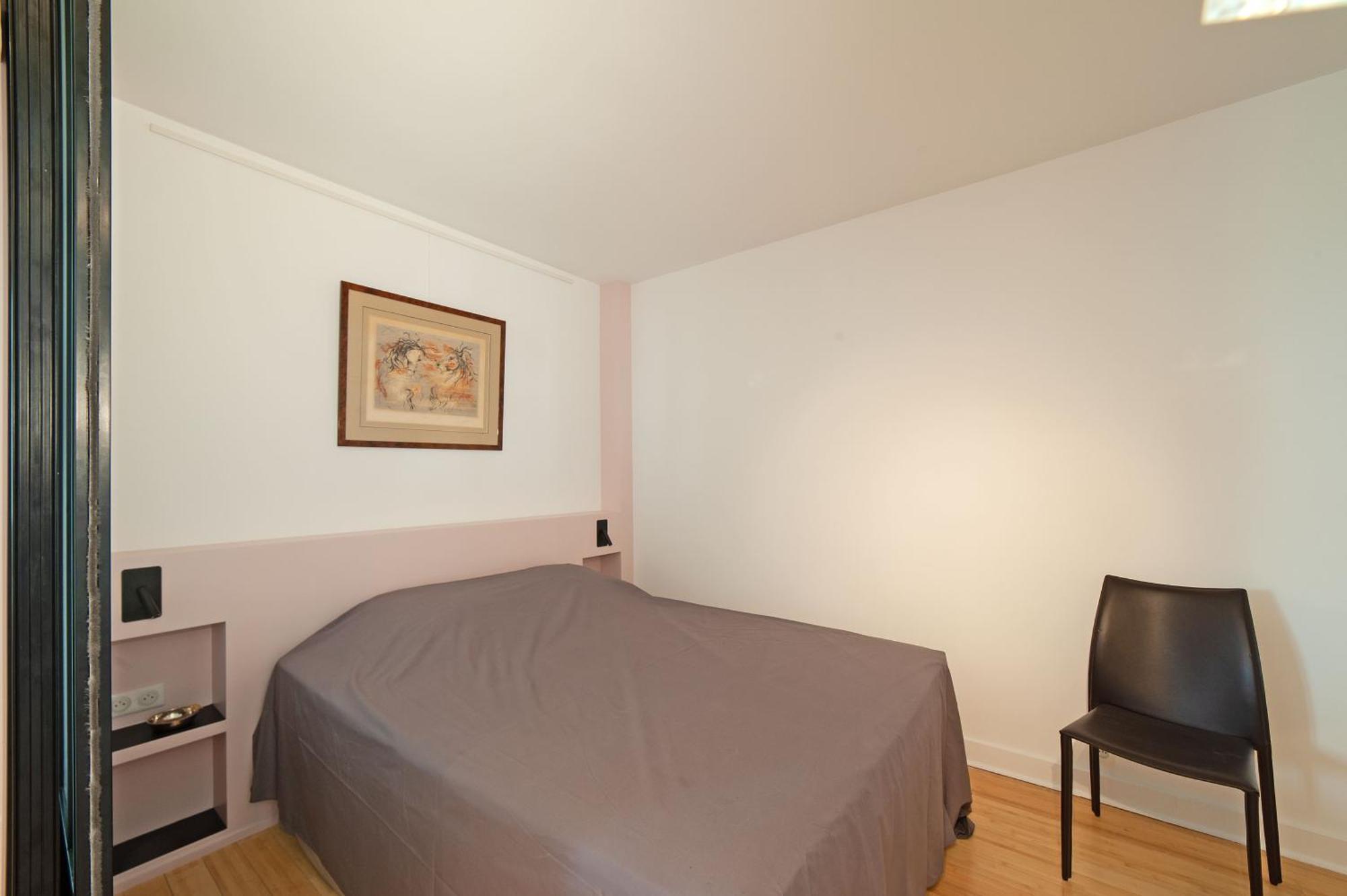 Large Pleasant Alcove In Center