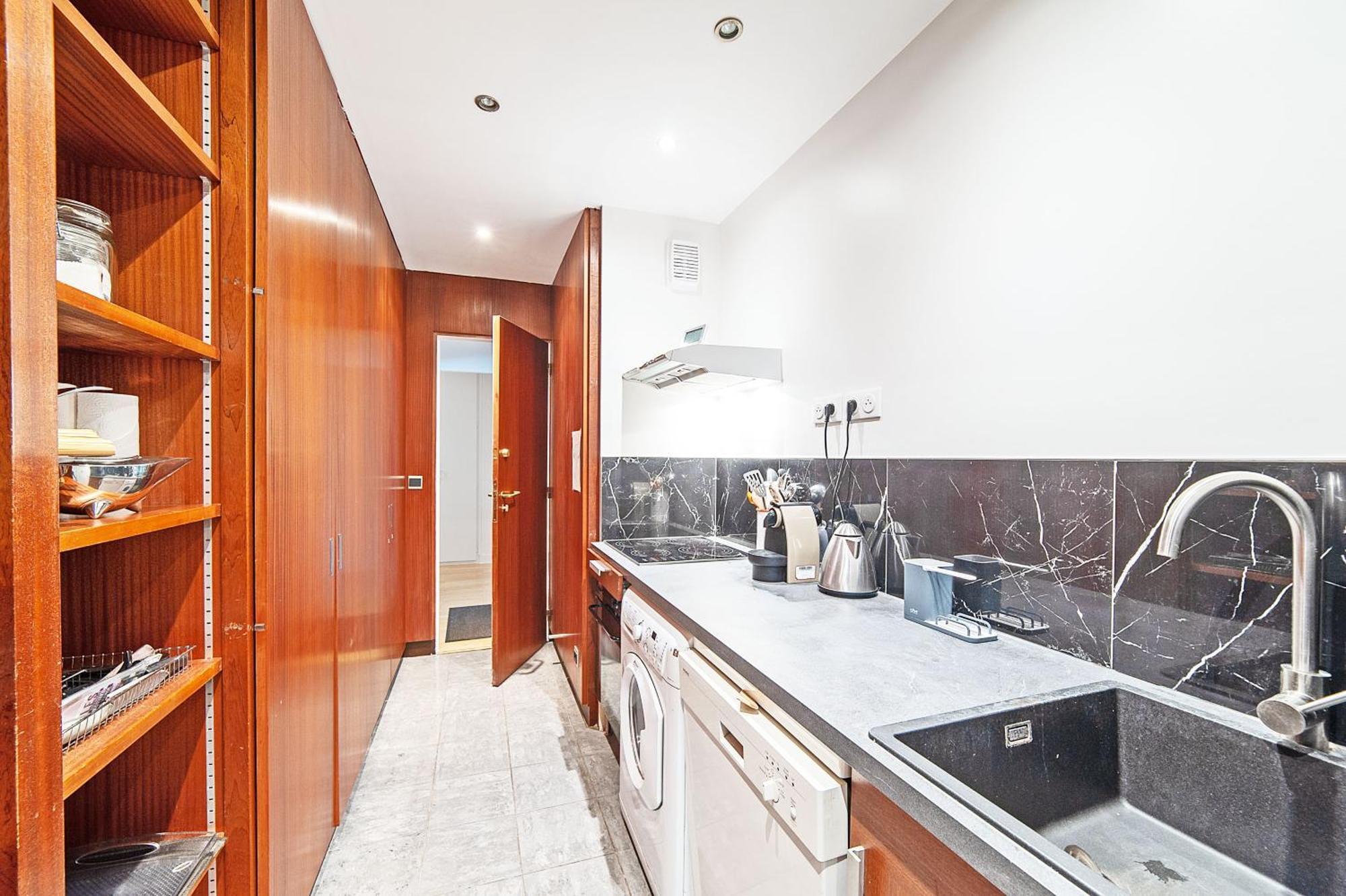Large Pleasant Alcove In Center *