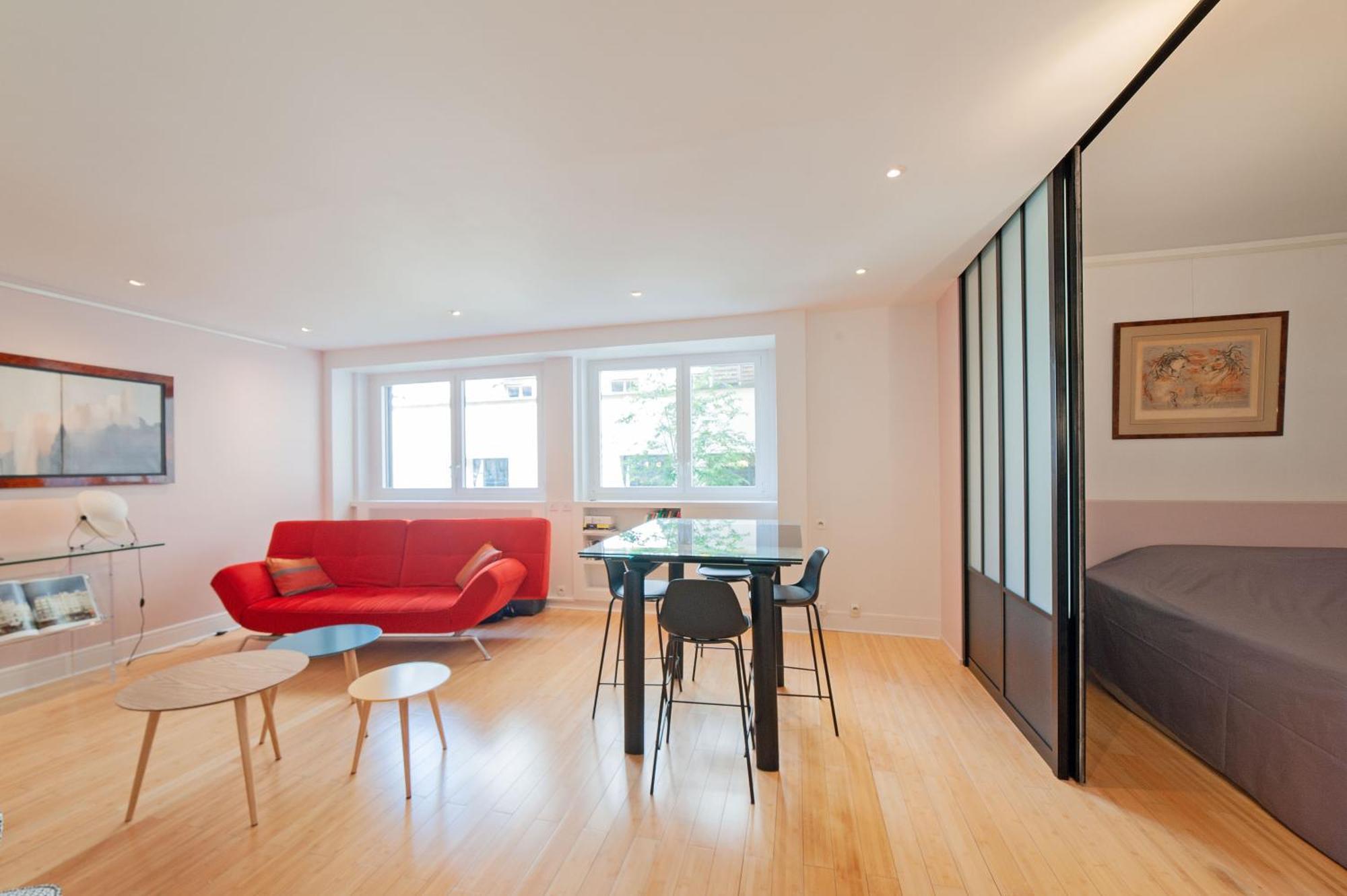 Large Pleasant Alcove In Center Apartment
